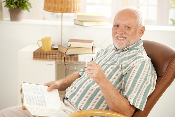Senior man lezing fauteuil boek home Stockfoto © nyul