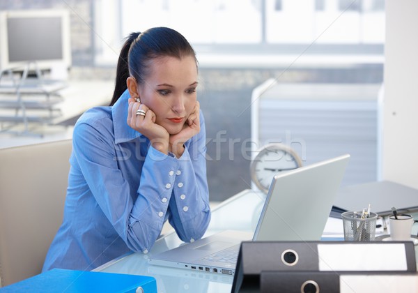 Problémás iroda lány néz laptop képernyő Stock fotó © nyul