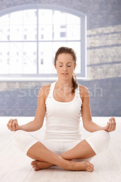 Bastante nina meditando yoga estudio Foto stock © nyul