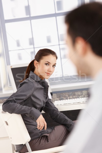 Foto stock: Jovem · feminino · sorridente · colega · escritório · atraente