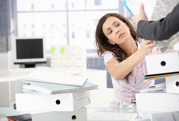 Foto stock: Desesperado · oficinista · nuevos · carpetas · femenino · oficina