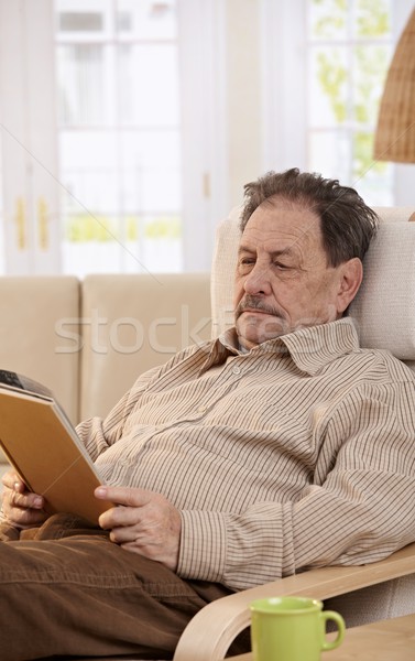 Stockfoto: Senior · man · lezing · boek · stoel