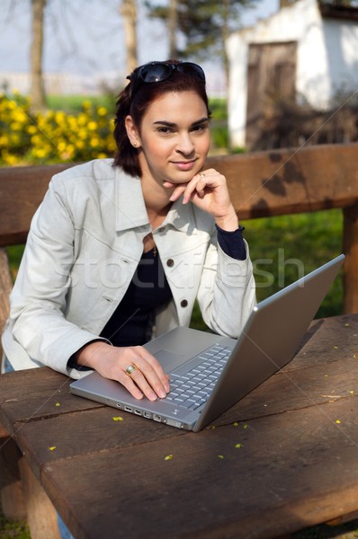 Hareketlilik genç kadın dizüstü bilgisayar açık bilgisayar yüz Stok fotoğraf © nyul