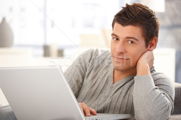 Portret knap jonge man computer met behulp van laptop naar Stockfoto © nyul