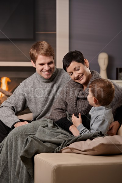 幸福的家庭 家 坐在 沙發 壁爐 微笑 商業照片 © nyul