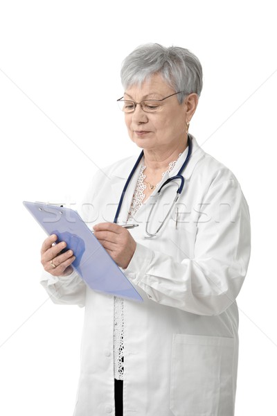 Foto stock: Senior · médico · clipboard · feminino · escrita · isolado