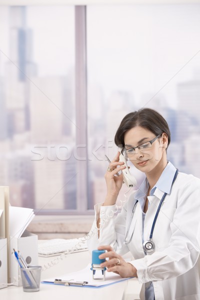 Stok fotoğraf: Kadın · doktor · konuşma · telefon · çekici · çalışma