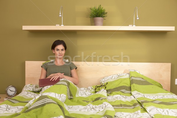 Stockfoto: Portret · glimlachende · vrouw · slaapkamer · vergadering · alleen · verdubbelen