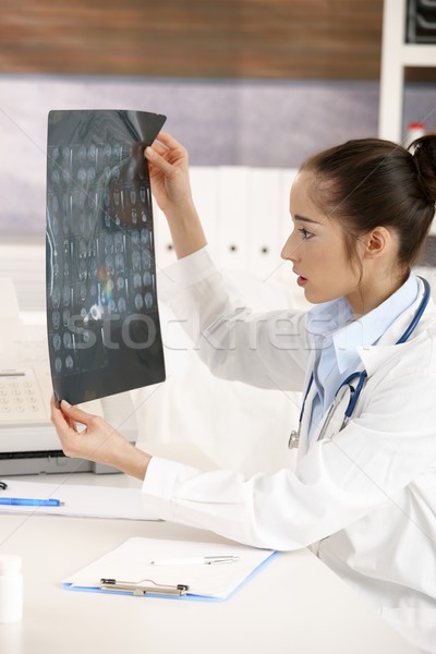 Foto stock: Médico · olhando · raio · x · jovem · feminino · imagem