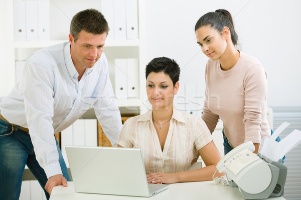 [[stock_photo]]: Employés · de · bureau · travail · équipe · heureux · personnes · bureau · ordinateur · portable