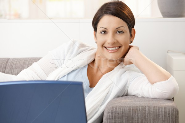 Foto stock: Mulher · atraente · usando · laptop · feliz · mulher · jovem · computador · sofá