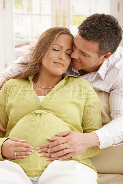 Om femeie gravida zâmbitor fericit şedinţei Imagine de stoc © nyul
