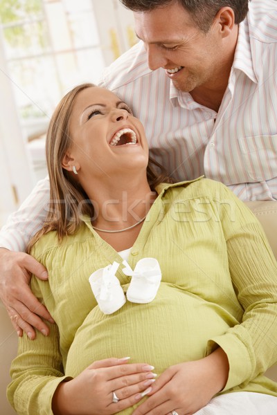 Fericit părinţi râs femeie gravida şedinţei canapea Imagine de stoc © nyul