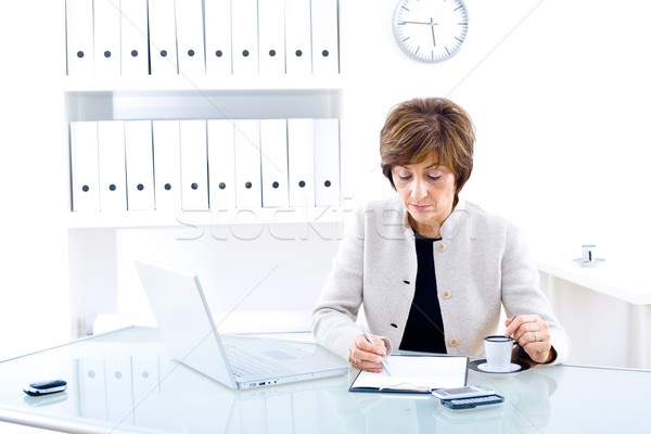 Altos mujer de negocios oficina de trabajo escritorio mirando hacia abajo Foto stock © nyul