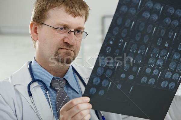 Doktor bakıyor tıbbi taramak ofis portre Stok fotoğraf © nyul