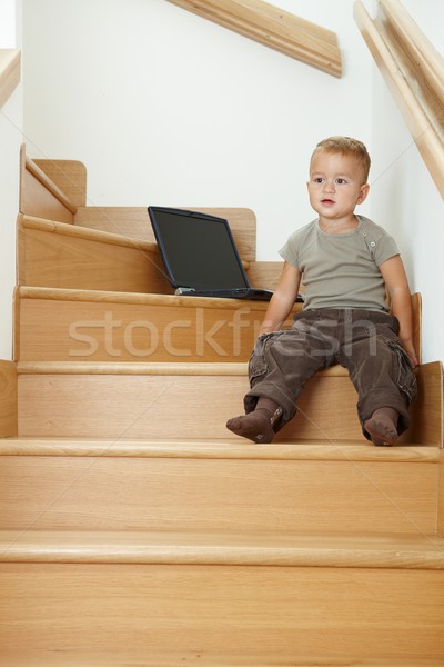 Foto stock: Pequeño · sesión · escaleras · nino · jugando · ordenador · portátil