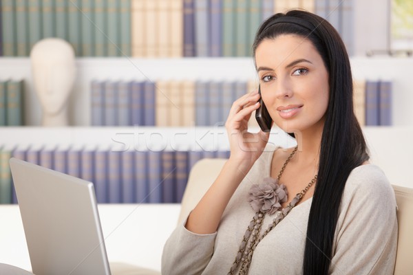 Portré nő mobil vonzó nő hívás ül Stock fotó © nyul