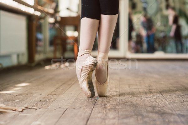 [[stock_photo]]: Ballerine · permanent · danse · jambes