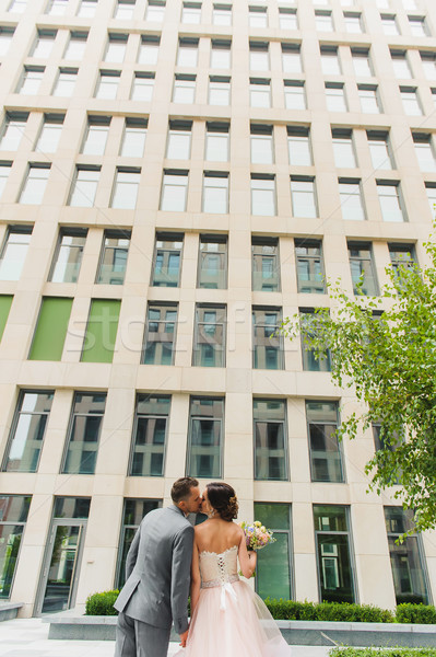 Ver de volta beijando casal ao ar livre jovem Foto stock © O_Lypa