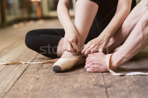 Ballerina Ballettschuhe jungen Tänzerin Mädchen Holzboden Stock foto © O_Lypa