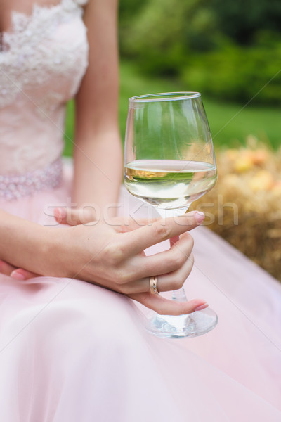 Feminino mão copo de vinho vidro vinho branco Foto stock © O_Lypa