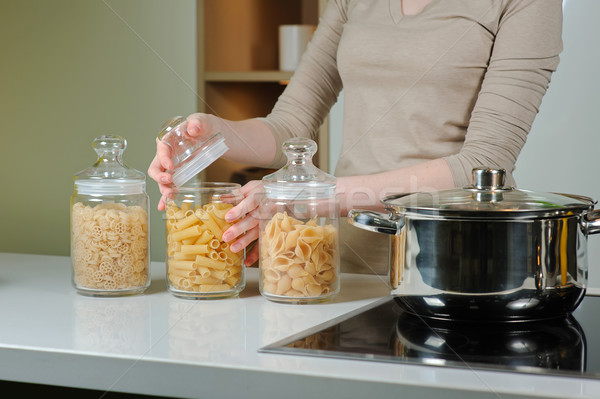 Glas jar ruw pasta vrouw koken Stockfoto © O_Lypa