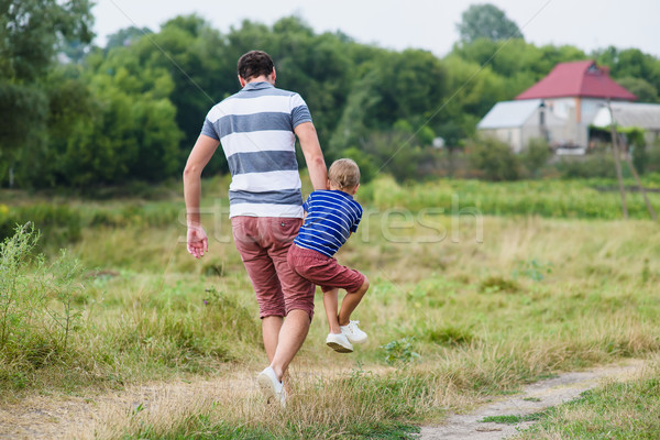 Pai jogar filho parque andar Foto stock © O_Lypa