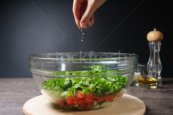 Hand zout plantaardige saladeschaal vers groene Stockfoto © O_Lypa