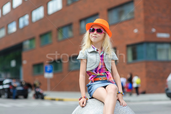 Retrato little girl óculos de sol menina elegante roupa Foto stock © O_Lypa