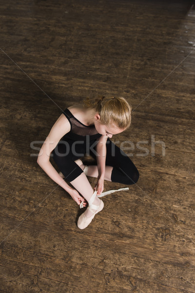 Ballettschuhe jungen Ballerina Tänzerin Mädchen Holzboden Stock foto © O_Lypa