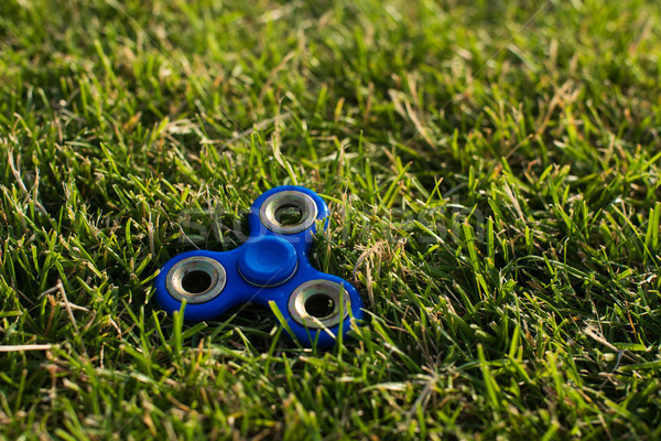 Mână iarbă albastru iarba verde şcoală verde Imagine de stoc © O_Lypa