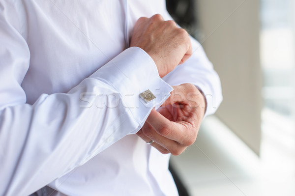 Mężczyzna przyciski spinki do mankietów biznesmen biały shirt Zdjęcia stock © O_Lypa