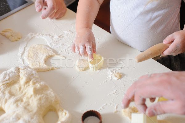 Mãos adulto criança cozinhar bolinhos cozinha Foto stock © O_Lypa