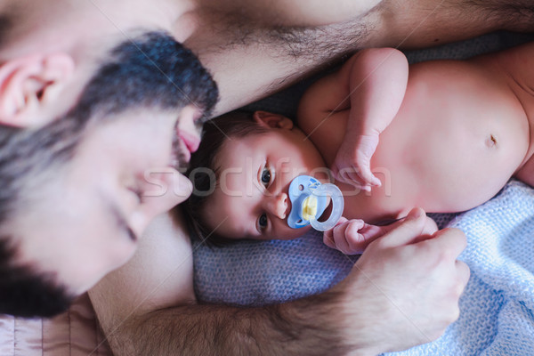 快樂 父親 嬰兒 男孩 床 商業照片 © O_Lypa