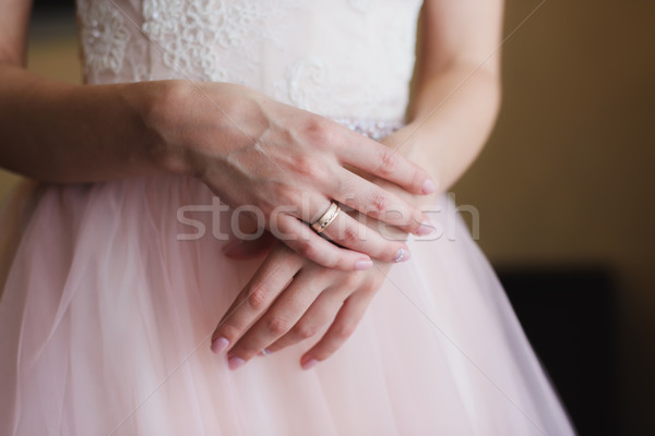 Menyasszonyok kezek gyönyörű fehér esküvői ruha menyasszony Stock fotó © O_Lypa