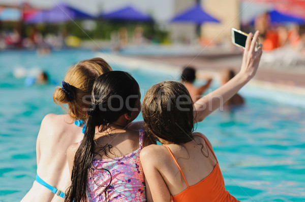 Stock fotó: Fa · lány · telefon · gyönyörű · lány · úszómedence · nő