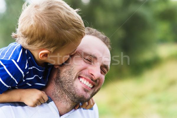 Kind zoenen vader spelen daddy actief Stockfoto © O_Lypa
