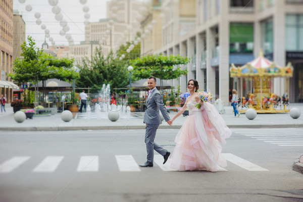 Feliz recién casados cruz calle mirando cámara Foto stock © O_Lypa