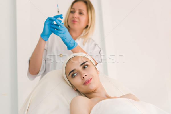Lekarza botox wstrzykiwań młodych pretty woman Zdjęcia stock © O_Lypa