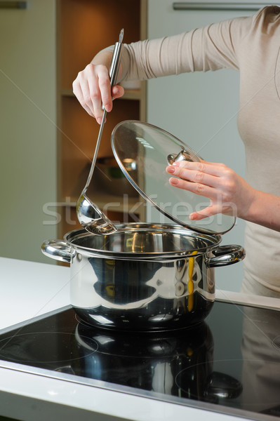 Mulher sopa cozinha concha pessoa panela Foto stock © O_Lypa