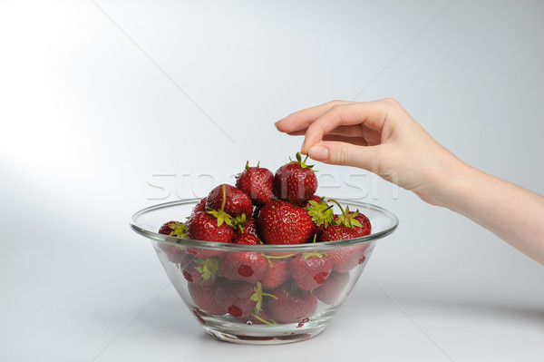 Mädchen halten Erdbeeren Glas Schüssel Stock foto © O_Lypa