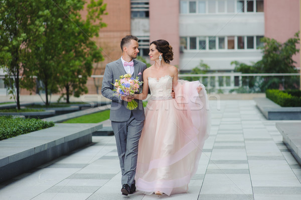 Foto stock: Pareja · caminata · tomados · de · las · manos · mirando · otro · recién