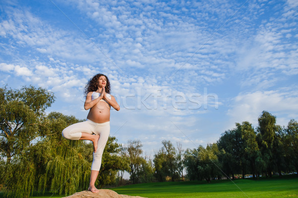Yoga Baum darstellen Frau weiß Kostüm Stock foto © O_Lypa
