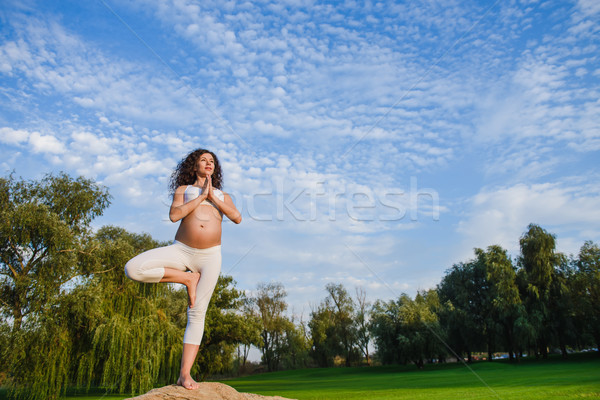 Foto stock: Ioga · árvore · pose · mulher · branco · traje