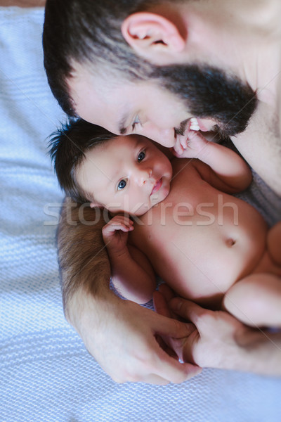 Feliz pai bebê menino recém-nascido cama Foto stock © O_Lypa