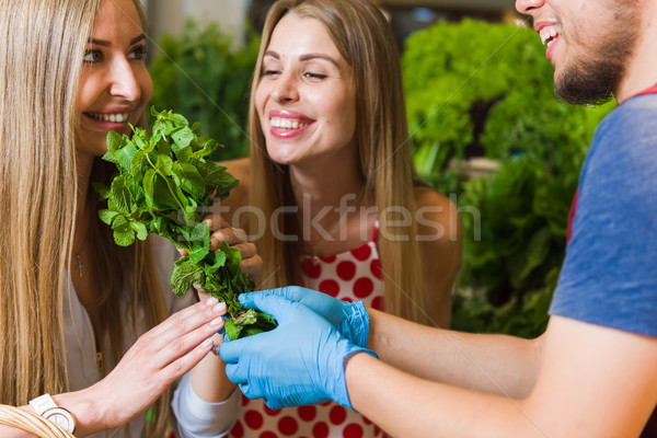 Zwei cute Frauen Gemüsemarkt junge Frauen Stock foto © O_Lypa