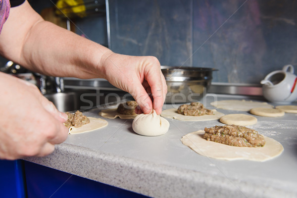 Senior vrouw keuken top ruw Stockfoto © O_Lypa