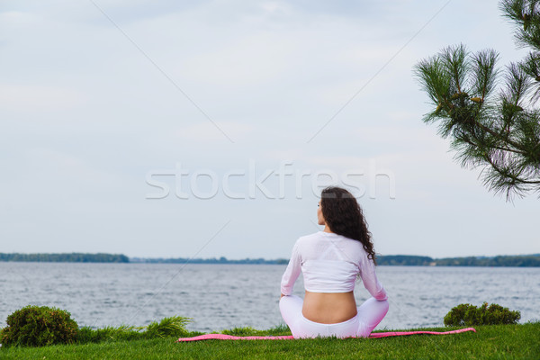 Kobieta w ciąży jogi obok rzeki ciąży Zdjęcia stock © O_Lypa