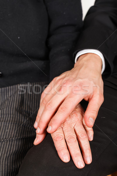 Helpende hand jonge hand ouderen handen Stockfoto © Obencem