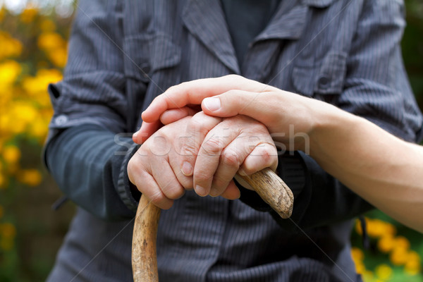 Yardım doktorlar el buruşuk yaşlı Stok fotoğraf © ocskaymark